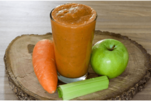 Jugo de Papa, Manzana Verde y Zanahoria Contra la Gastritis