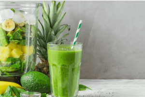 Batido Verde de Piña, Albahaca y Guineo: Refresca tu Cuerpo y Mejora tu Salud