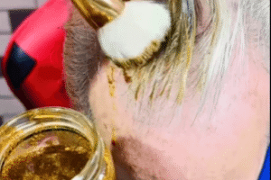 Cómo Hacer un Tinte Shampoo Marrón Oscuro para Cubrir las Canas